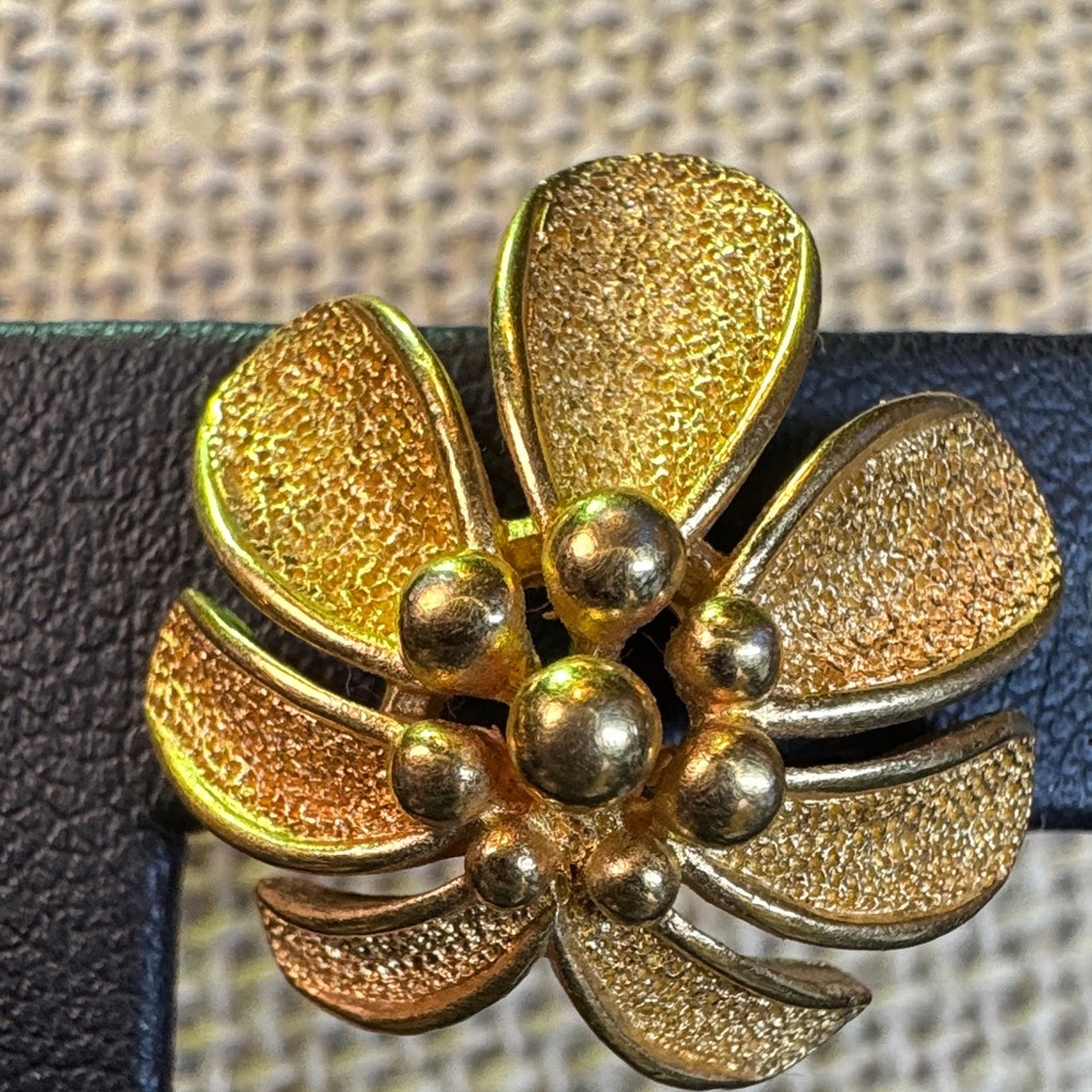 Crown Trifari Vintage Signed  Floral Clip-on Earrings - Women Jewelry - Picture 3 of 7
